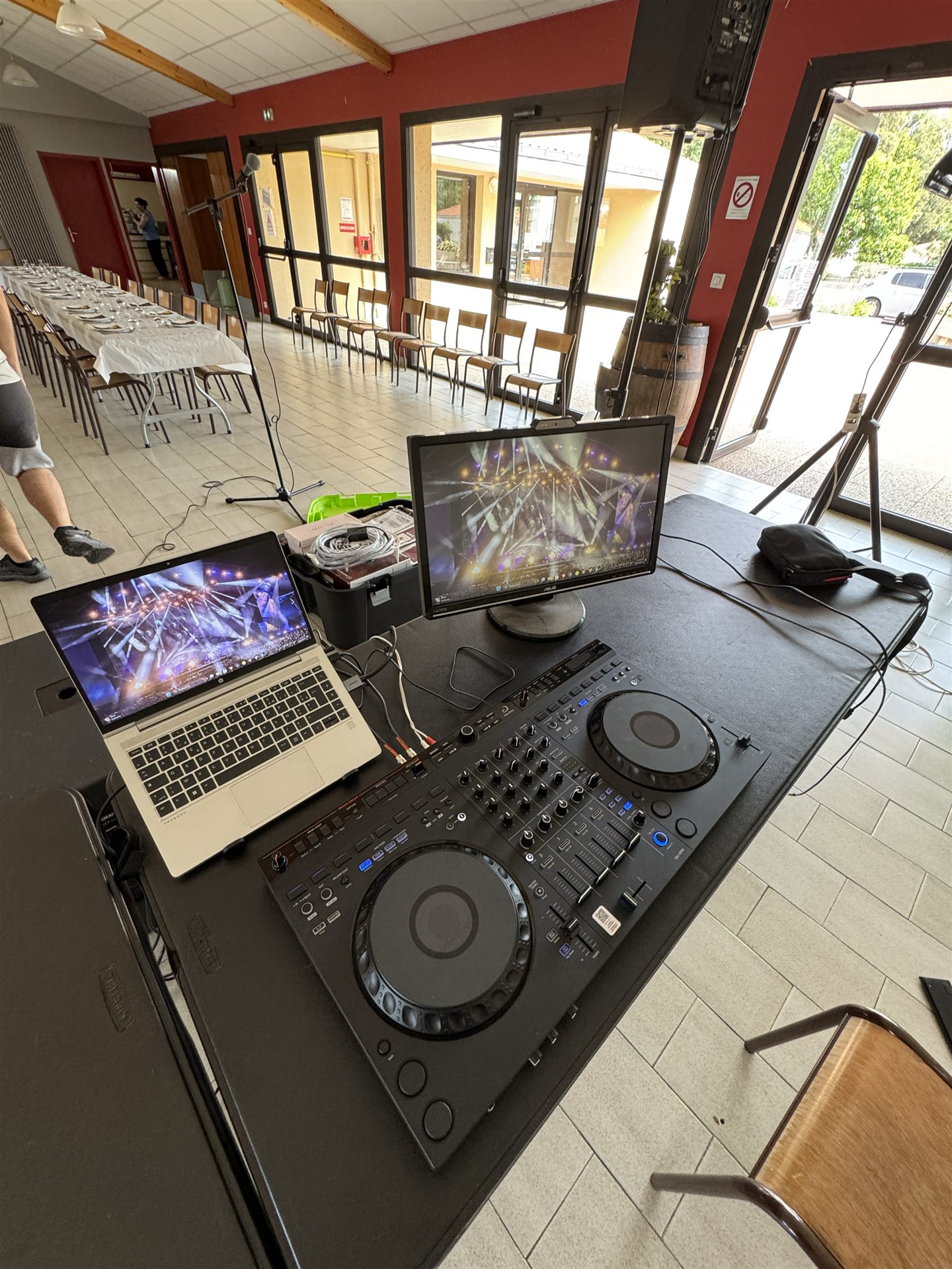 Scène DJ, enceintes et lumières installées dans une salle